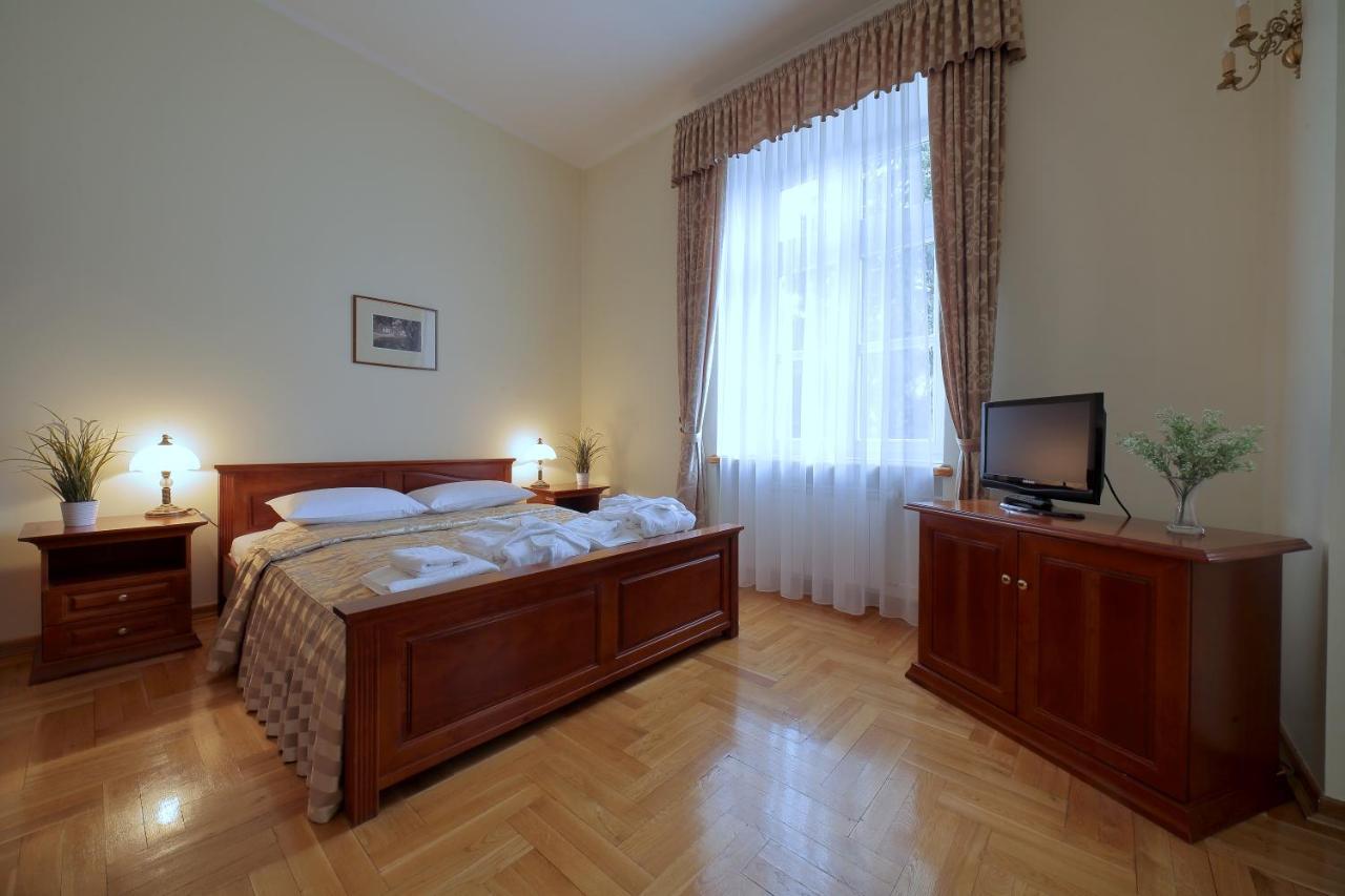 Palac Pod Kampinosem - Blisko Warszawy Leszno  Exterior foto